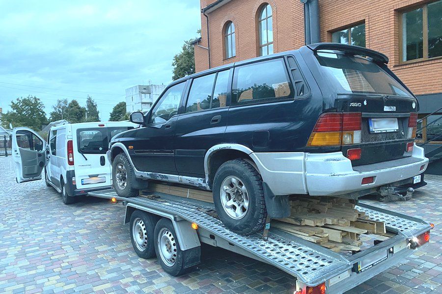 На Житомирщині волонтери в одній із церков плетуть сітки, ремонтують автомобілі, збирають воїнам допомогу - фото 162268