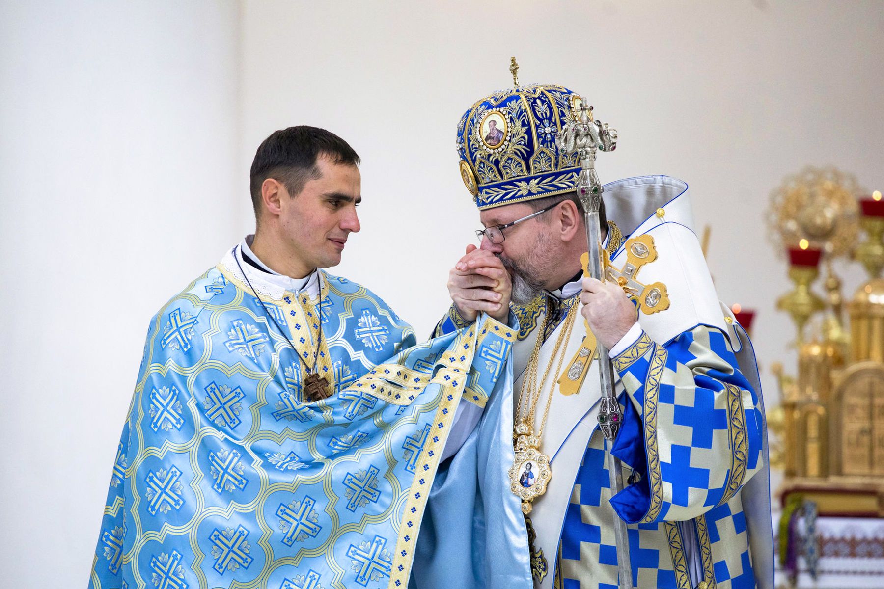 Глава УГКЦ Блаженніший Святослав цілує руку звільненому отцю Олександрові, який провів 9 місяців в повністю окупованому московитами Мелітополі, був “видводворений” московитами на лінію розмежування та оголошений персоною нон ґрата в російській федерації. Патріарший собор Воскресіння Христового УГКЦ, Київ, 04.12.2022. - 162276 Глава УГКЦ Блаженніший Святослав цілує руку звільненому отцю Олександрові, який провів 9 місяців в повністю окупованому московитами Мелітополі, був “видводворений” московитами на лінію розмежування та оголошений персоною нон ґрата в російській федерації. Патріарший собор Воскресіння Христового УГКЦ, Київ, 04.12.2022. - фото 162276