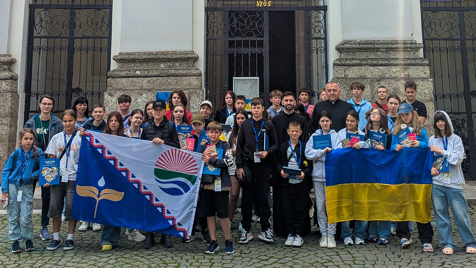 Зустріч з дитячим українським табором — разом зі священиком УГКЦ о. Віталієм Микитиним перед церквою Святого Марка УГКЦ - 162404 Зустріч з дитячим українським табором — разом зі священиком УГКЦ о. Віталієм Микитиним перед церквою Святого Марка УГКЦ - фото 162404