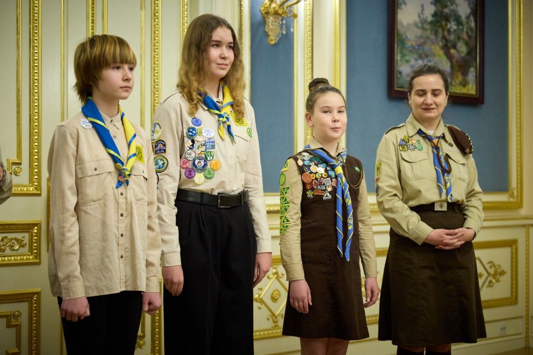 Представники скаутських організацій передали президенту Вифлеємський вогонь - фото 162664