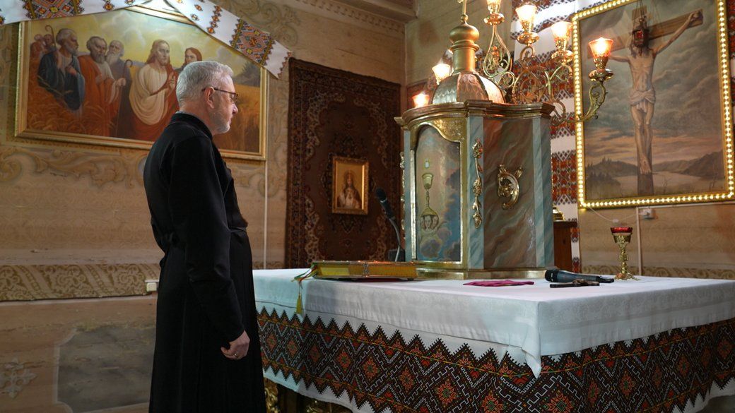 Отець Борис Гобир у вівтарі храму Святого Дмитрія Солунського, Івано-Франківськ. - 162895 Отець Борис Гобир у вівтарі храму Святого Дмитрія Солунського, Івано-Франківськ. - фото 162895
