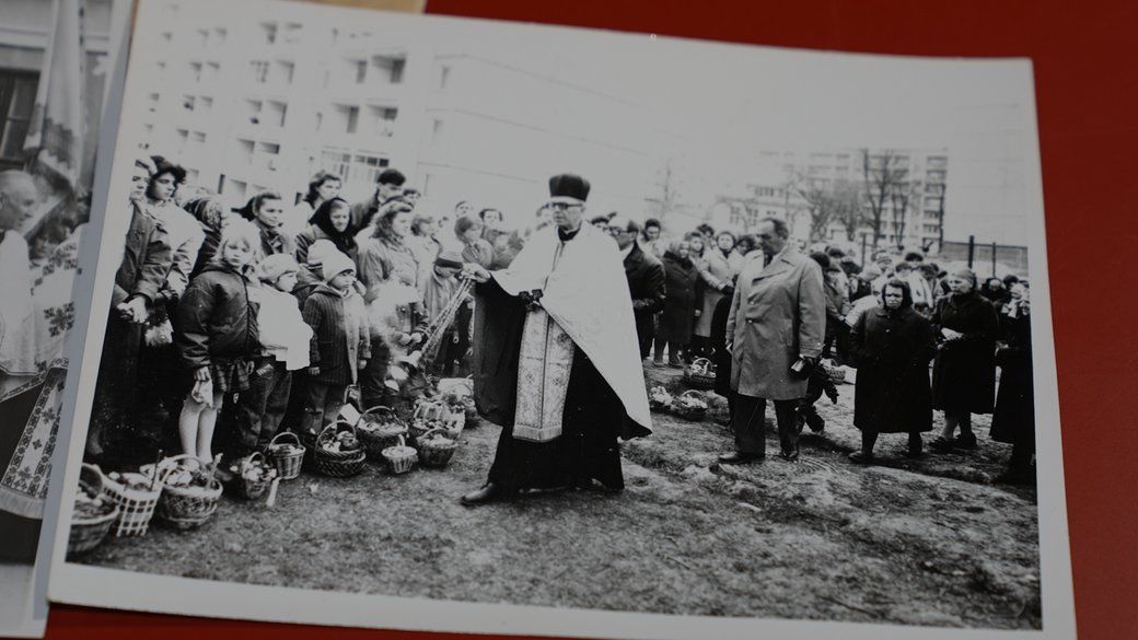 Освячення великодніх кошиків біля храму Святого Дмитрія, Івано-Франківськ, 1991 рік. - 162915 Освячення великодніх кошиків біля храму Святого Дмитрія, Івано-Франківськ, 1991 рік. - фото 162915