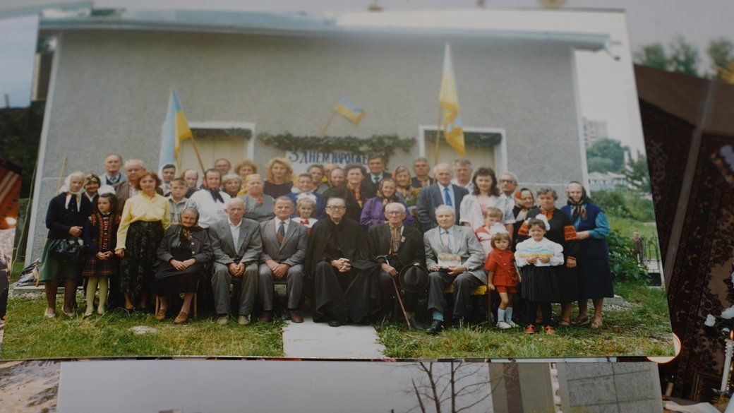 Парафіяни храму Святого Дмитрія та отець Іван відзначають річницю Дня Незалежності України, Івано-Франківськ. Світлина з архіву отця Бориса Гобира - 162932 Парафіяни храму Святого Дмитрія та отець Іван відзначають річницю Дня Незалежності України, Івано-Франківськ. Світлина з архіву отця Бориса Гобира - фото 162932