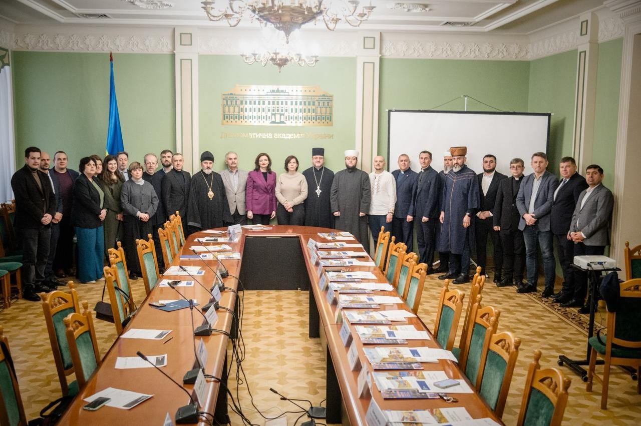 Під час Третього міжрелігійного діалогу у Києві говорили про свободу віри, гідність і деокупацію - фото 163063