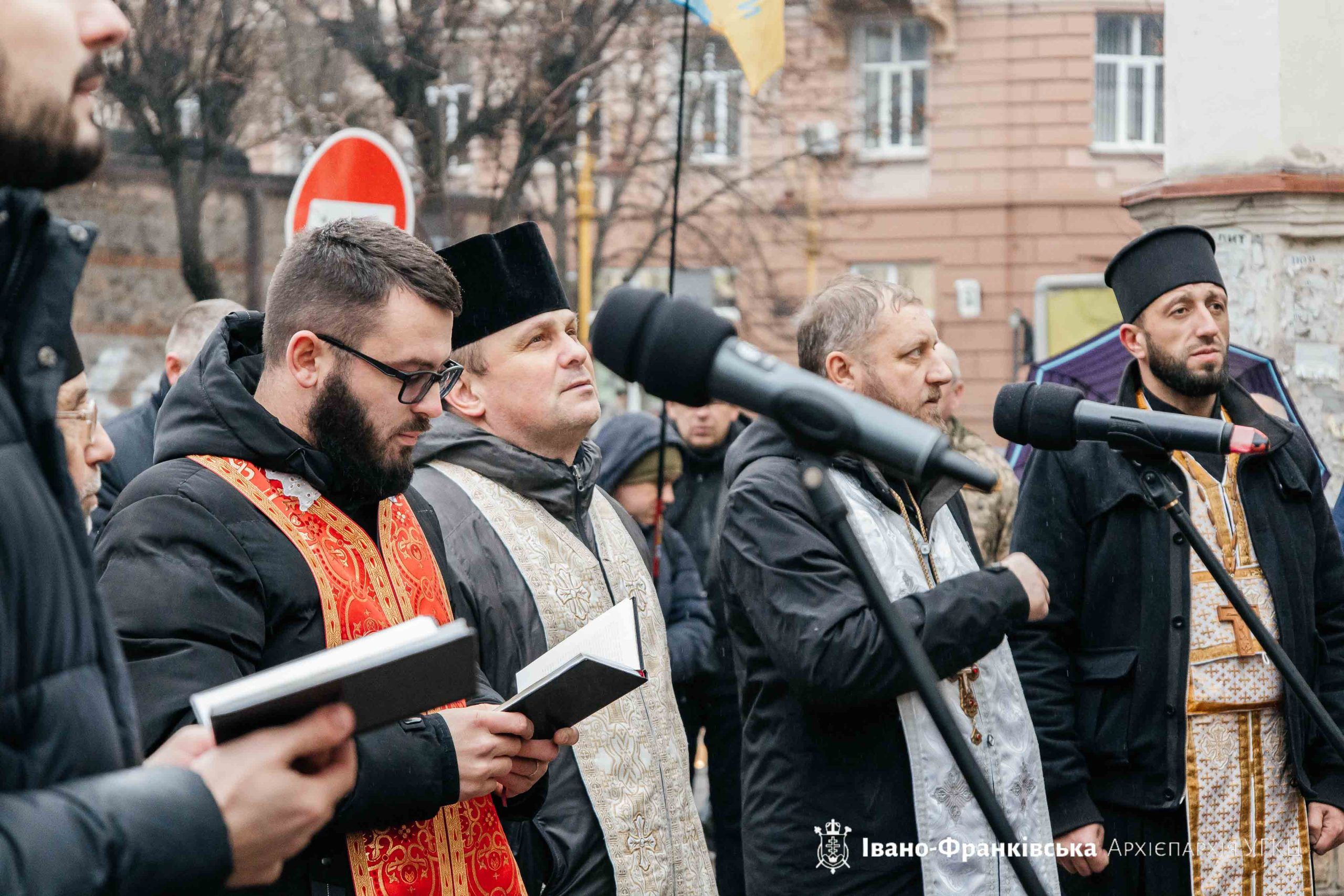 Духовенство УГКЦ та ПЦУ Івано-Франківська вшанувало пам’ять В’ячеслава Чорновола - 163266 Духовенство УГКЦ та ПЦУ Івано-Франківська вшанувало пам’ять В’ячеслава Чорновола - фото 163266