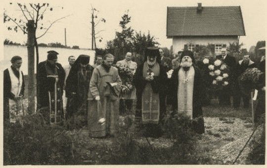 Лития на могиле митрополита Августина (Петерсонса) на кладбище Гаутинга, совершает епископ Брюссельский и Западно-Европейский Нафанаил (Львов), 07.10.1955 г. - 164300 Лития на могиле митрополита Августина (Петерсонса) на кладбище Гаутинга, совершает епископ Брюссельский и Западно-Европейский Нафанаил (Львов), 07.10.1955 г. - фото 164300