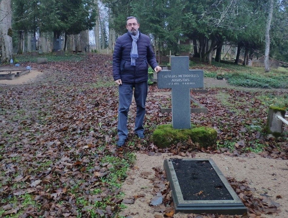 Д-р Сергей Шумило возле могилы митрополита Августина (Петерсонса), с. Косе, Латвия, ноябрь 2025 г. - 164303 Д-р Сергей Шумило возле могилы митрополита Августина (Петерсонса), с. Косе, Латвия, ноябрь 2025 г. - фото 164303