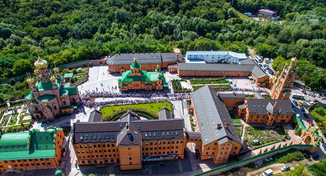 На фото паломники, які приїжджали вклонитися мощам Аліпії щороку 30 жовтня, у день її смерті. Про те, що Аліпія дає зцілення, колись писали навіть в офіційному виданні Верховної Ради 'Голос України' - 164532 На фото паломники, які приїжджали вклонитися мощам Аліпії щороку 30 жовтня, у день її смерті. Про те, що Аліпія дає зцілення, колись писали навіть в офіційному виданні Верховної Ради 'Голос України' - фото 164532