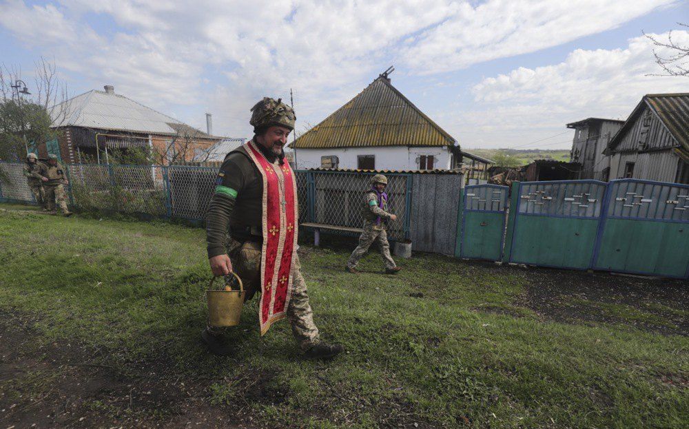 Фото: EPA/UPG Військовий капелан та військовослужбовці ЗСУ під час святкування Великодня неподалік міста Ізюм Харківської обл, 24 квітня 2022 р. - фото 164593
