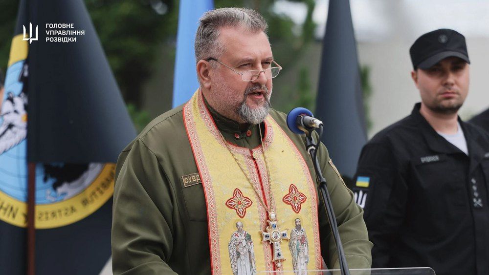 Керівник Служби військового капеланства Головного управління розвідки МОУ Костянтин Холодов та тодішній очільник ГУР Кирило Буданов. - фото 164594