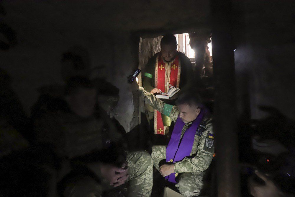 Військовий капелан молиться разом з українськими воїнами в укритті на їхніх позиціях, Харківська обл. - фото 164597