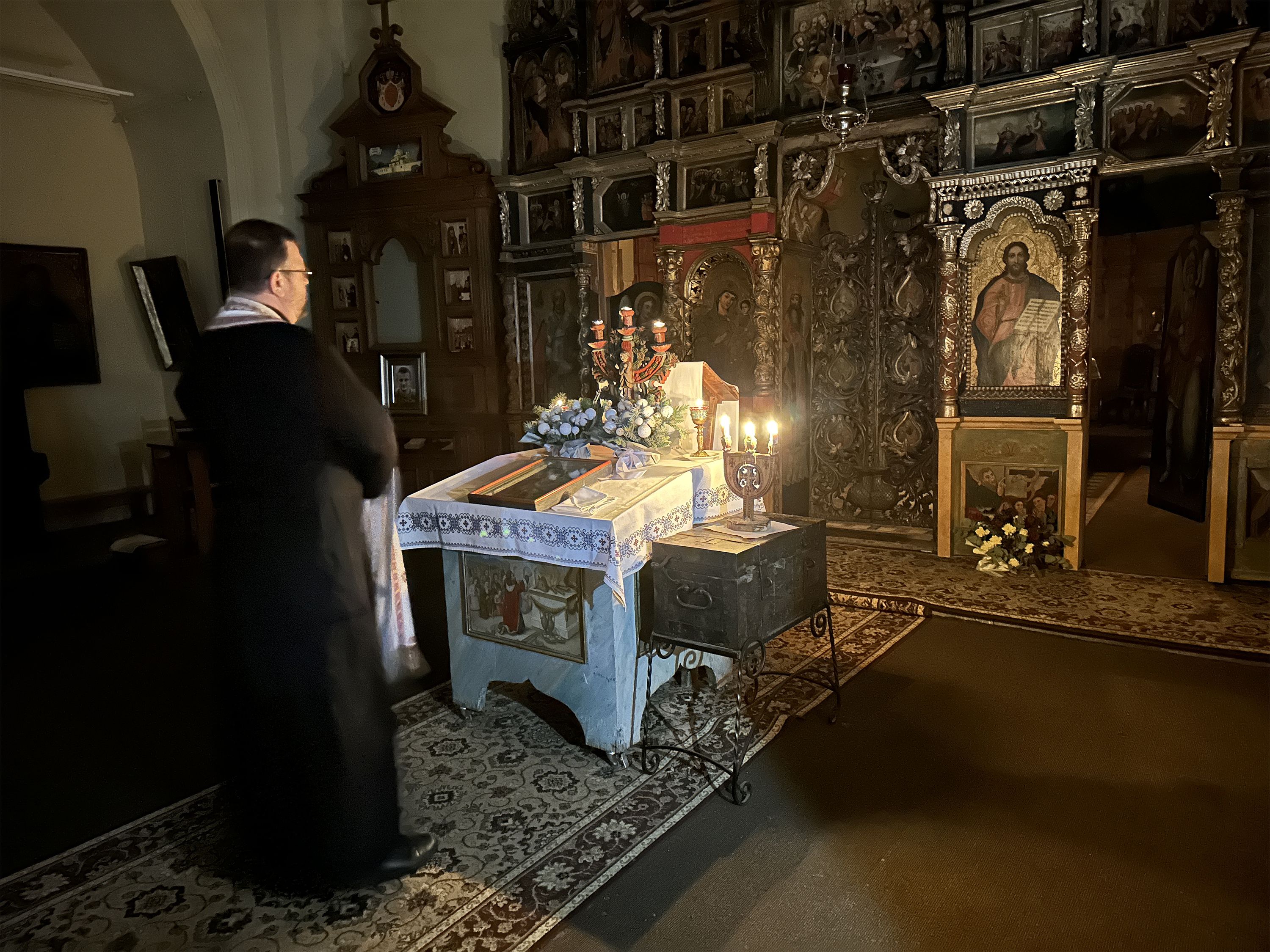 Вечірнє богослужіння в умовах блекауту, при свічках. - фото 164909