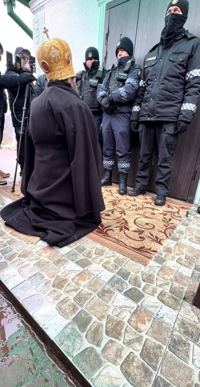 «Церковно-цирковий номер»: єпископ МП в Молдові організував PR-захід перед зачиненим храмом - 165717 «Церковно-цирковий номер»: єпископ МП в Молдові організував PR-захід перед зачиненим храмом - фото 165717