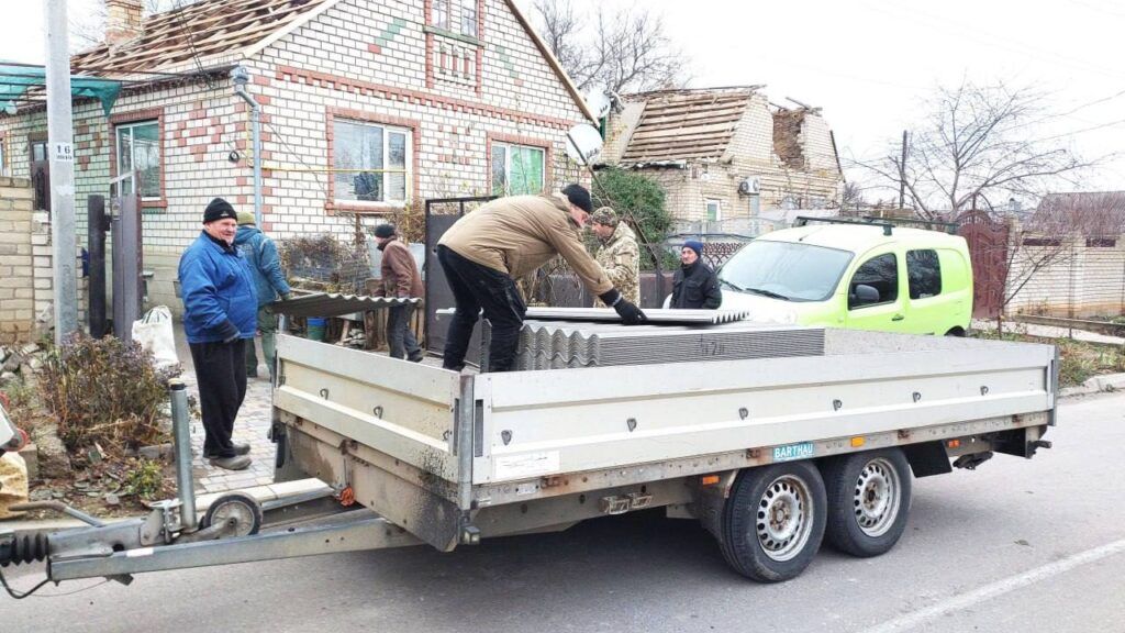 Євангельські християни-баптисти у Чорнобаївці допомагають відновлювати понівечене обстрілами житло - фото 165727