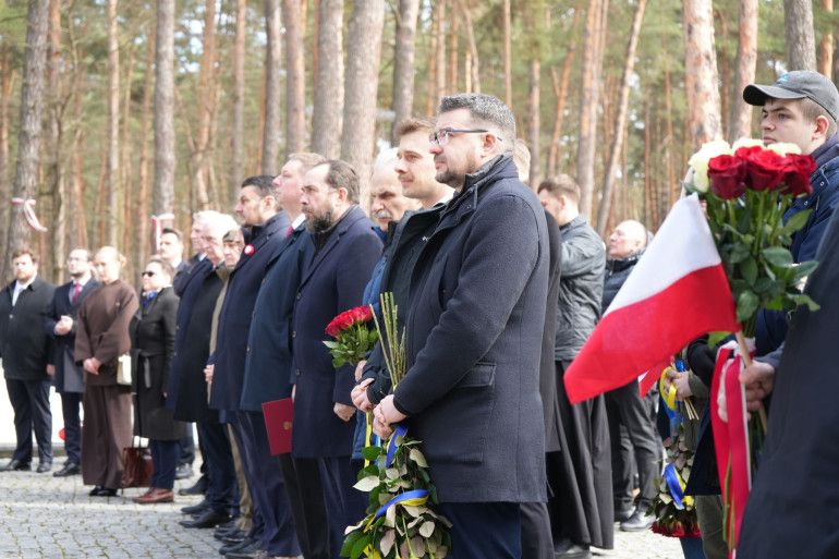 Українські й польські урядовці та духовенство у Биківні вшанували пам’ять жертв Катинського розстрілу - 166915 Українські й польські урядовці та духовенство у Биківні вшанували пам’ять жертв Катинського розстрілу - фото 166915