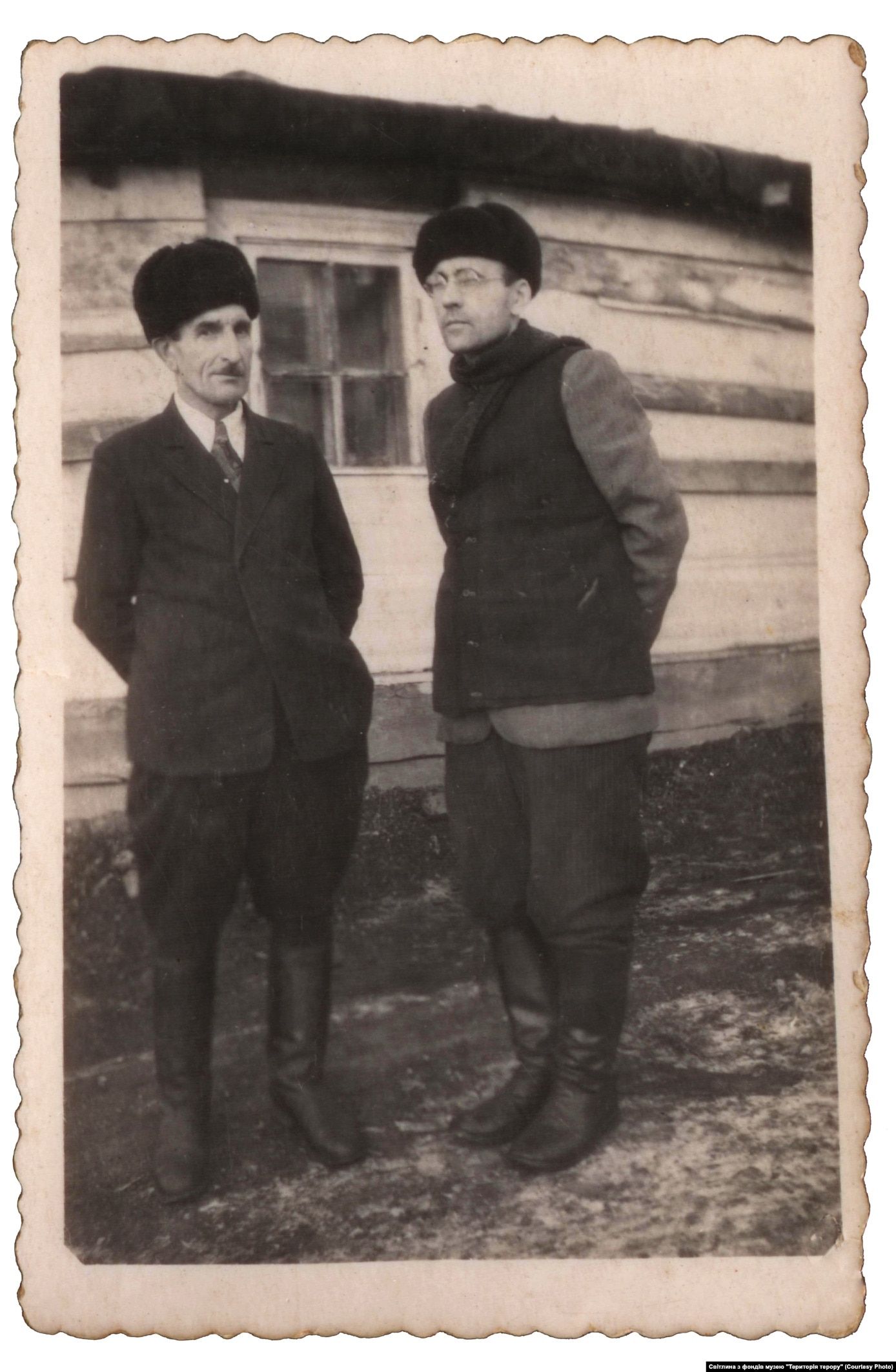 Зліва направо: Михайло Федчишин, Лев Загульський (греко-католицький священник). Фотографія зроблена на тлі бараку на спецпоселенні, Іркутськ, Росія - фото 166977