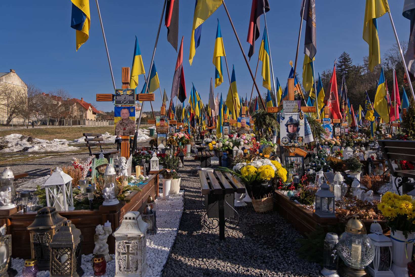 Могили двох однокласників о. Андрія Кобилюха - фото 167316