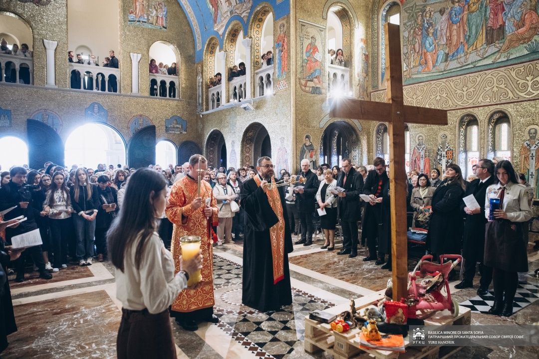 Хресна дорога за мир в Україні пройшла у Римі за участі іноземних дипломатів і дітей - 167618 Хресна дорога за мир в Україні пройшла у Римі за участі іноземних дипломатів і дітей - фото 167618