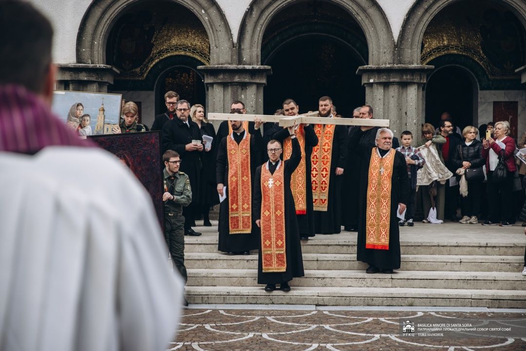 Хресна дорога за мир в Україні пройшла у Римі за участі іноземних дипломатів і дітей - 167621 Хресна дорога за мир в Україні пройшла у Римі за участі іноземних дипломатів і дітей - фото 167621