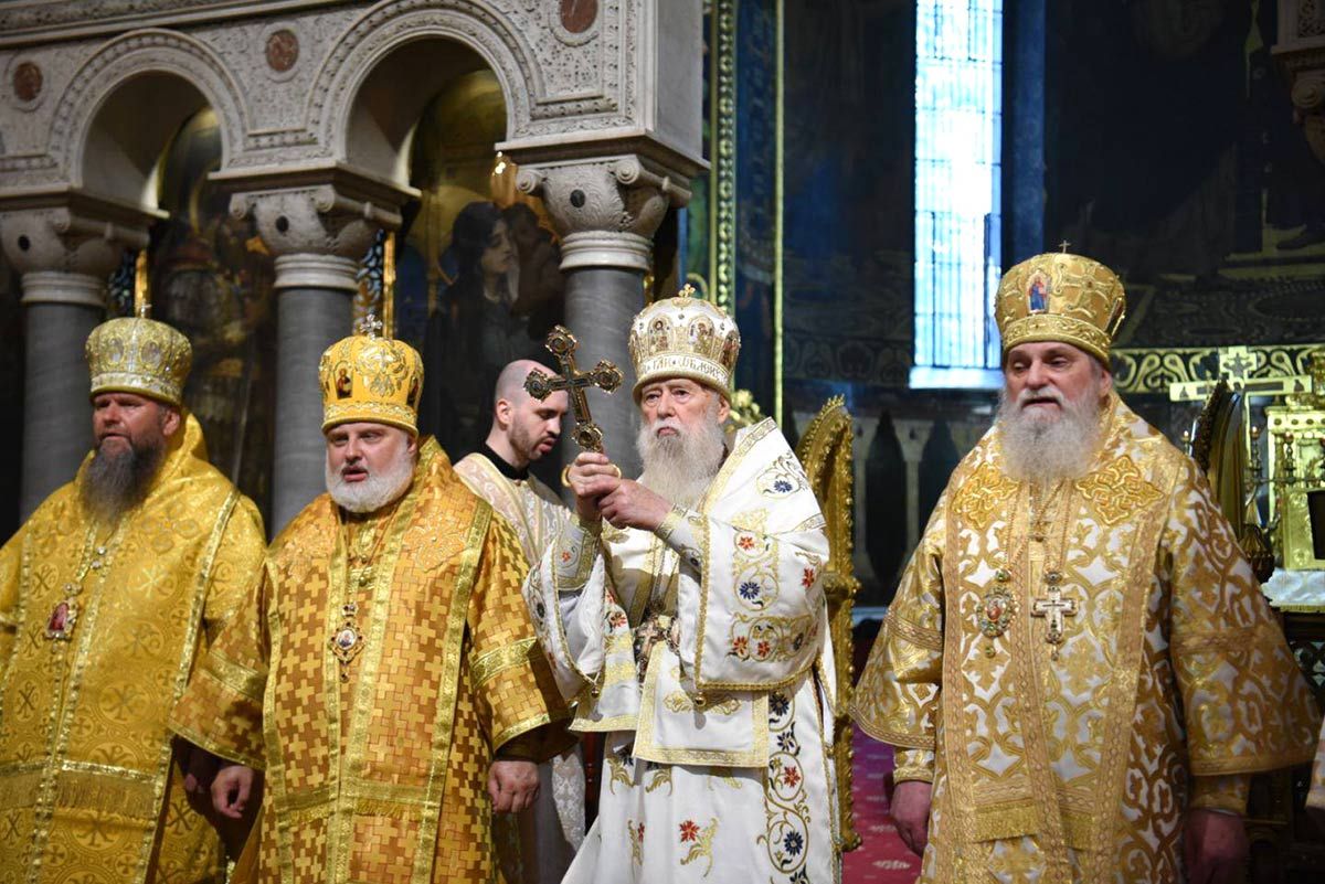 Архієпископ Никодим ліворуч від Філарета під час богослужіння з нагоди Дня Хрещення Руси-України 29 липня 2025 року  - фото 167820