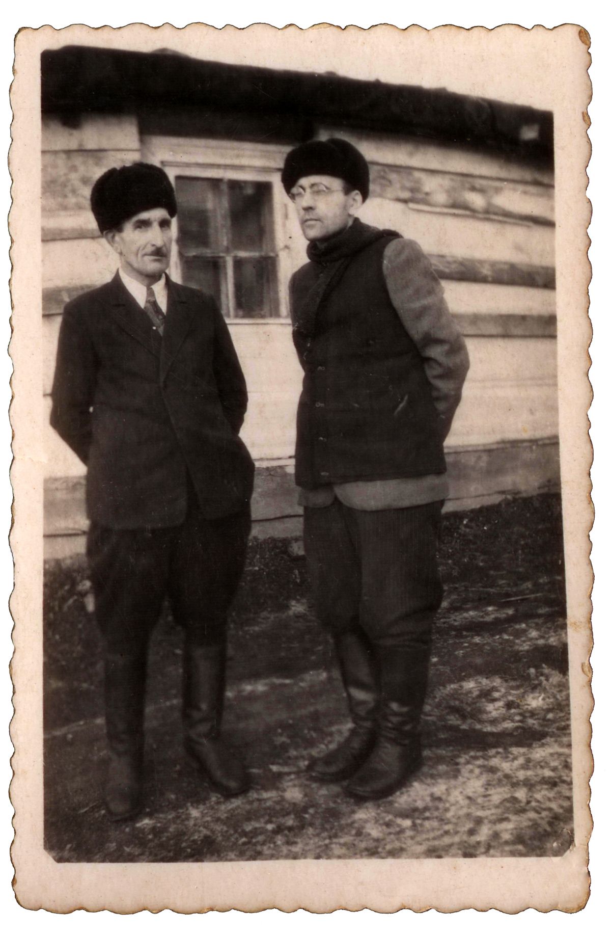 Зліва направо: Михайло Федчишин, Лев Загульський (греко-католицький священник). Фотографія зроблена на фоні бараку Федчишиних на спецпоселенні, Іркутськ, Російська РФСР (тепер Російська федерація), 1953 р. - фото 167837