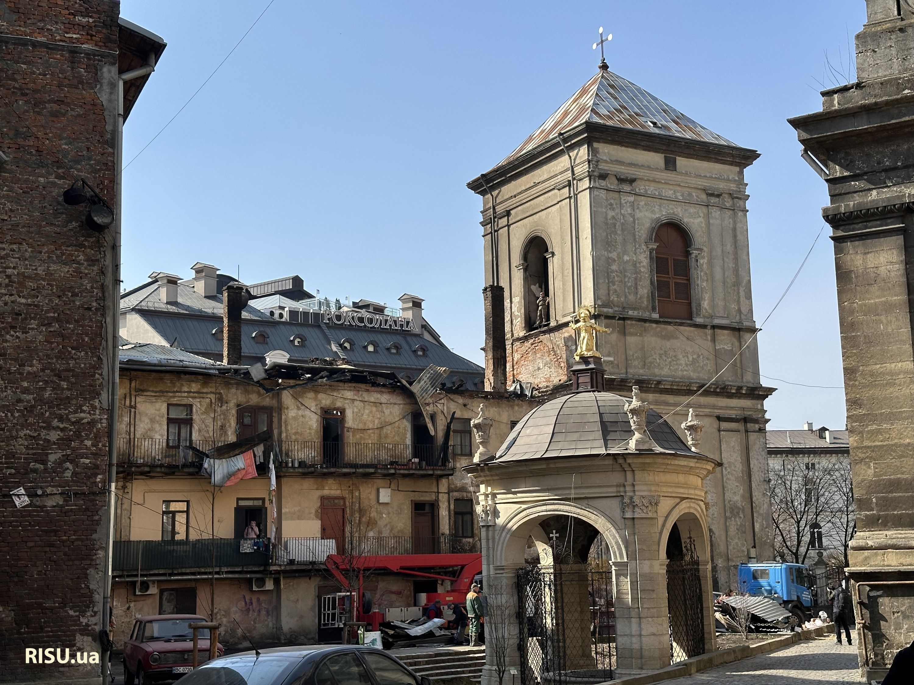 Будівля - вигляд з подвір'я. Ротонда в на передньому плані - фото 167950