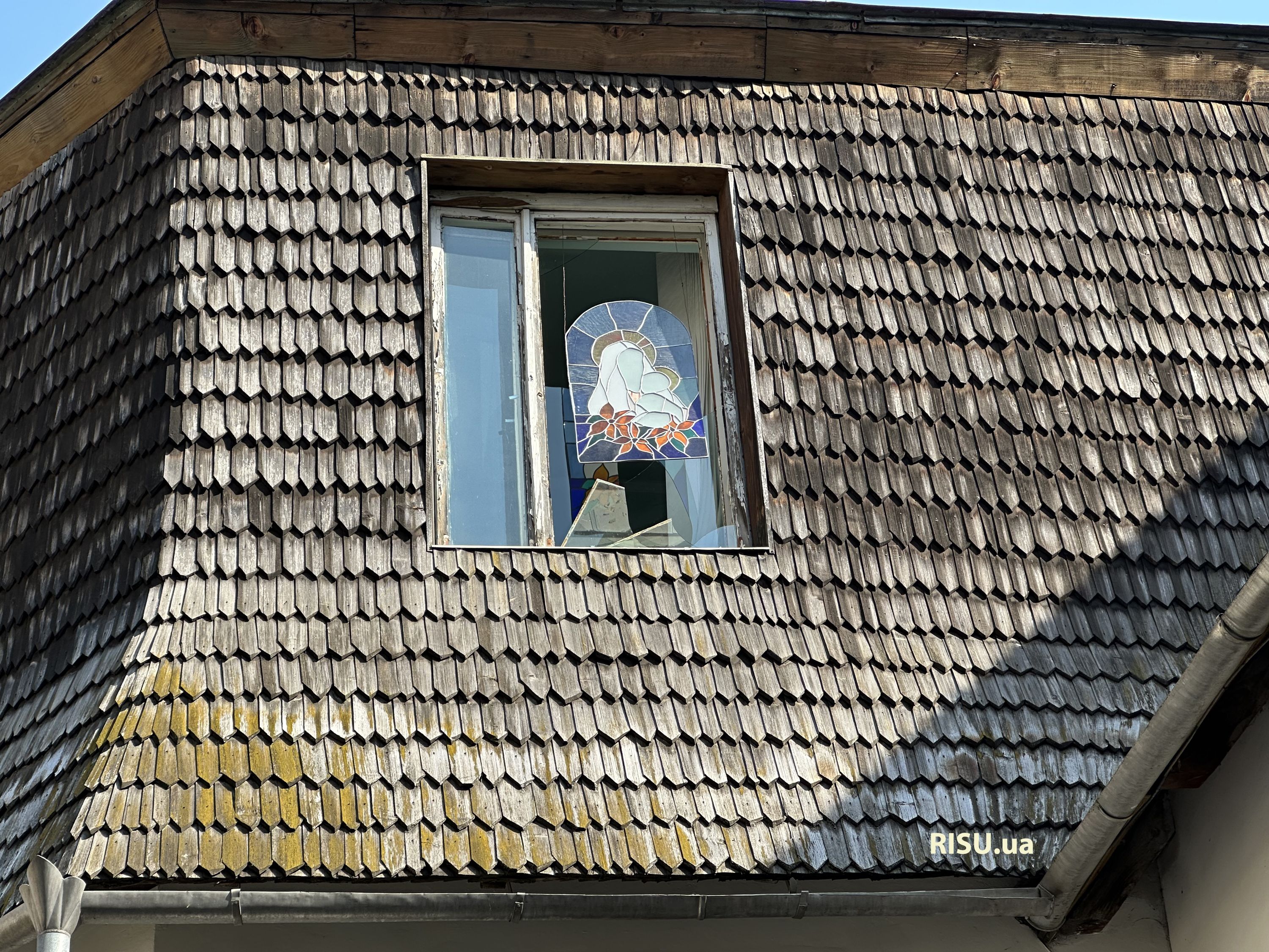 Вікно на піддашші суттєво пошкоджене, але ікона ціла - фото 167952