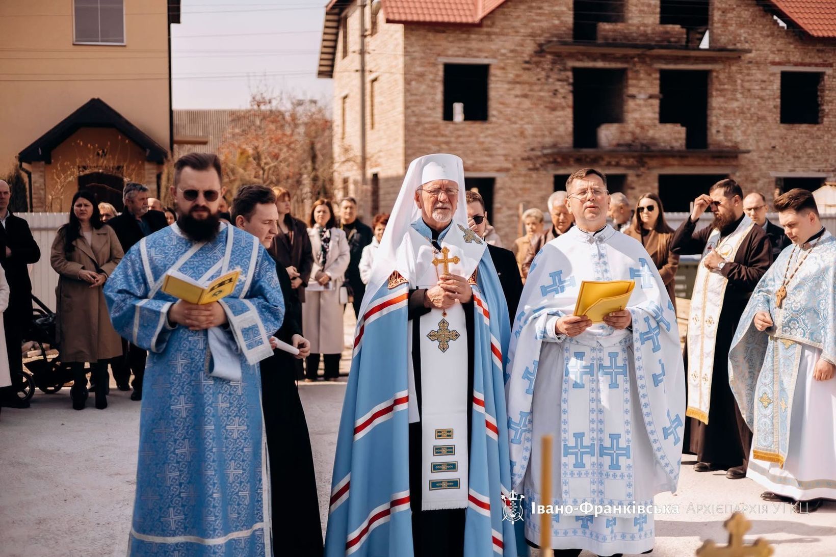 В Івано-Франківській архиєпархії УГКЦ освятили наріжний камінь центру реабілітації та паліативної допомоги - фото 168019