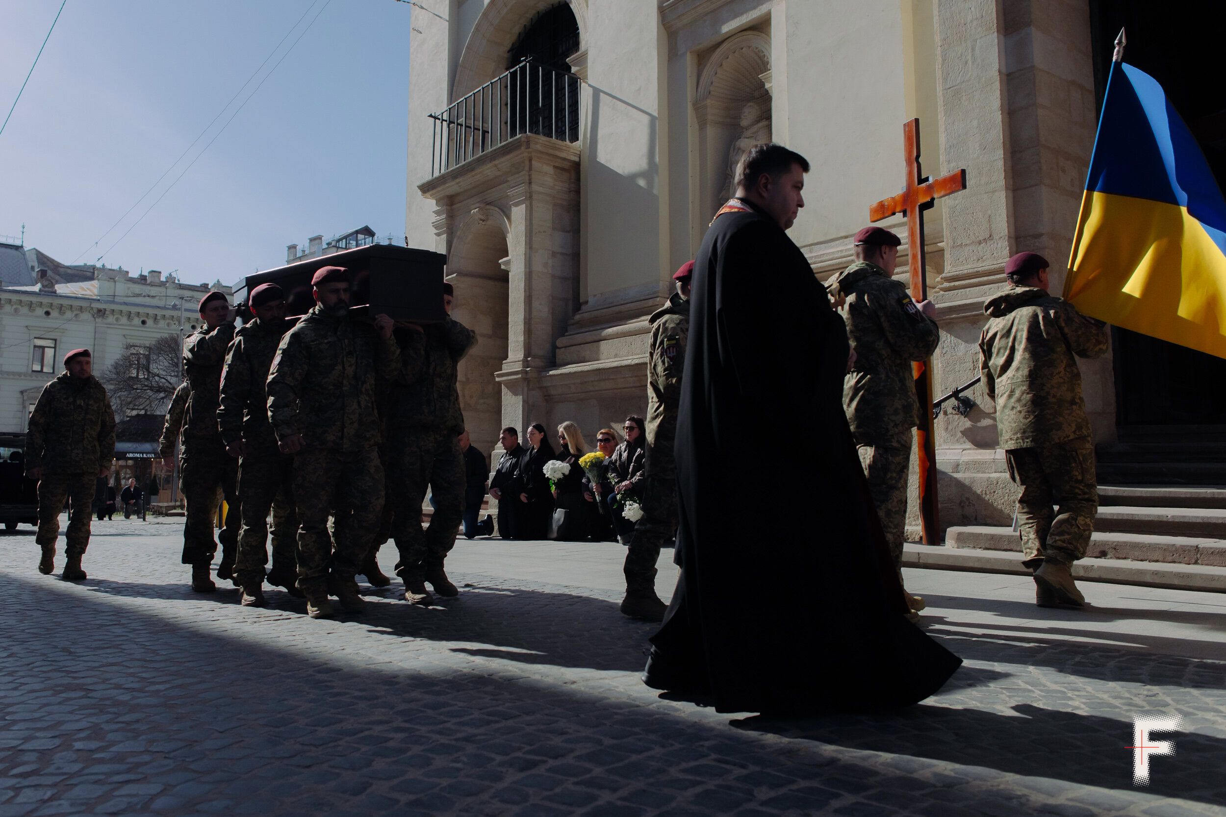 Військовослужбовці заносять труну із загиблим військовим Віктором Козаковим до Гарнізонного храму святих апостолів Петра і Павла під час церемонії прощання, 10 березня 2026 року. - 168099 Військовослужбовці заносять труну із загиблим військовим Віктором Козаковим до Гарнізонного храму святих апостолів Петра і Павла під час церемонії прощання, 10 березня 2026 року. - фото 168099