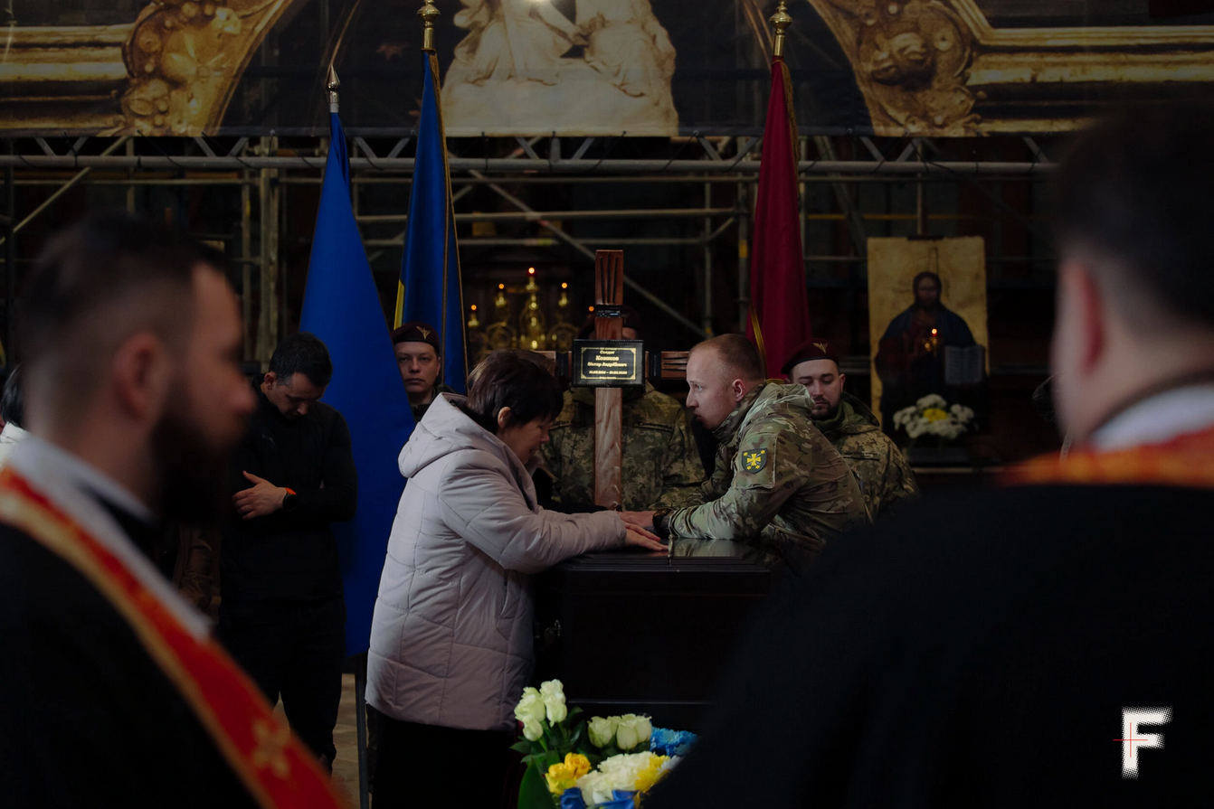 Рідні та близькі загиблого військовослужбовця Віктора Козакова на церемонії прощання у Гарнізонному храмі, Львів, Україна, 10 березня 2026 року. - 168101 Рідні та близькі загиблого військовослужбовця Віктора Козакова на церемонії прощання у Гарнізонному храмі, Львів, Україна, 10 березня 2026 року. - фото 168101