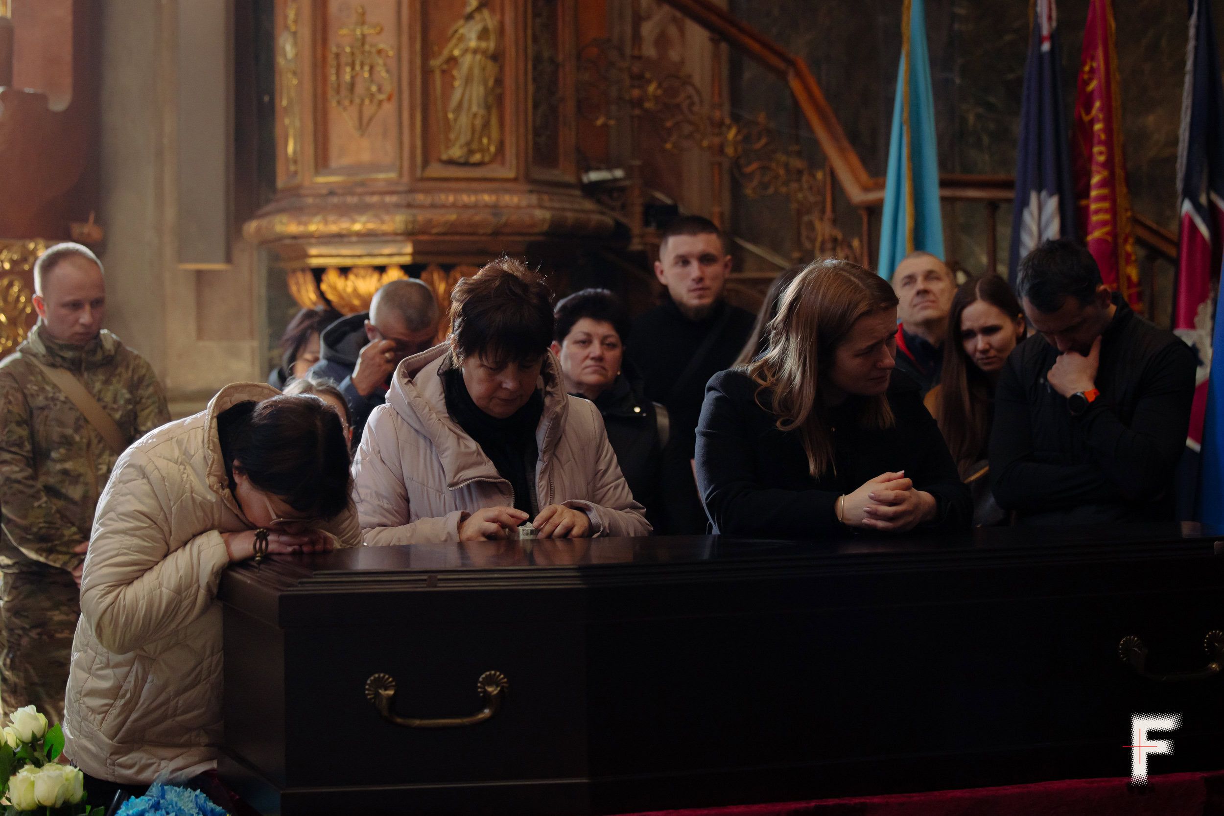 Рідні та близькі загиблого військовослужбовця Віктора Козакова на церемонії прощання у Гарнізонному храмі, Львів, Україна, 10 березня 2026 року. - 168104 Рідні та близькі загиблого військовослужбовця Віктора Козакова на церемонії прощання у Гарнізонному храмі, Львів, Україна, 10 березня 2026 року. - фото 168104