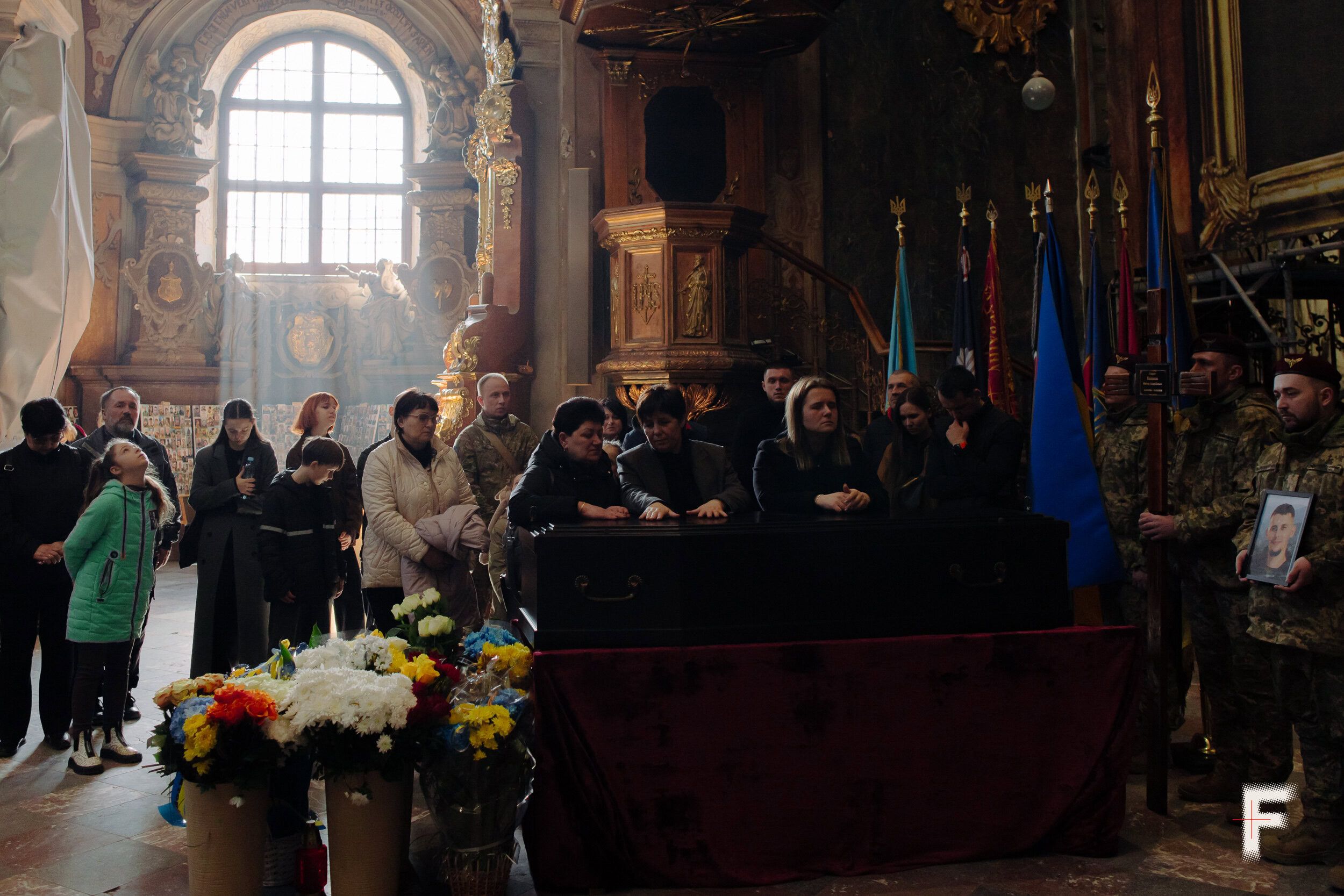 Рідні та близькі загиблого військовослужбовця Віктора Козакова на церемонії прощання у Гарнізонному храмі, Львів, Україна, 10 березня 2026 року. - 168109 Рідні та близькі загиблого військовослужбовця Віктора Козакова на церемонії прощання у Гарнізонному храмі, Львів, Україна, 10 березня 2026 року. - фото 168109