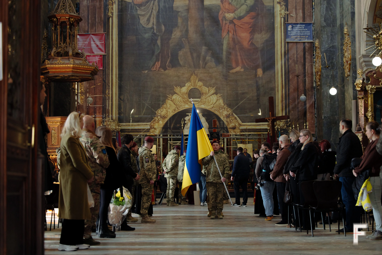 Військовослужбовець несе прапор по завершенню церемонії прощання у Гарнізонному храмі, Львів, Україна, 10 березня 2026 року. - 168110 Військовослужбовець несе прапор по завершенню церемонії прощання у Гарнізонному храмі, Львів, Україна, 10 березня 2026 року. - фото 168110
