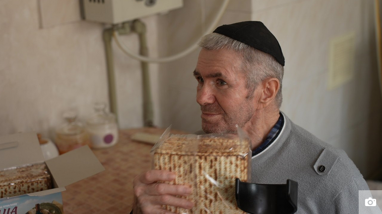 Член релігійної громади Борис Косяновський отримав продуктовий набор. - 168365 Член релігійної громади Борис Косяновський отримав продуктовий набор. - фото 168365