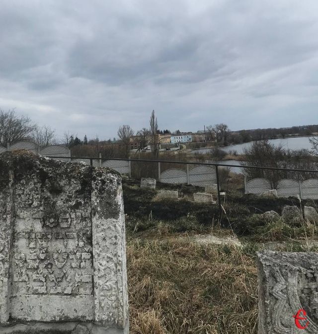 У Чорному Острові горіло єврейське кладовище XIX століття - 168381 У Чорному Острові горіло єврейське кладовище XIX століття - фото 168381