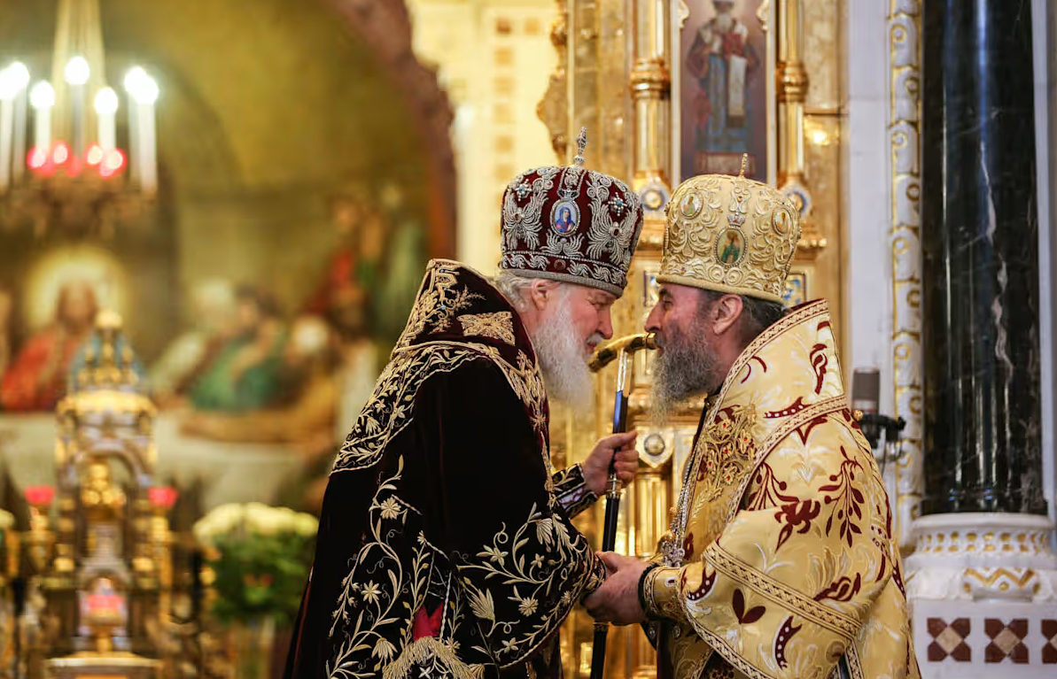 Патріарх Кирило, лідер Російської православної церкви, та митрополит української церкви Московського патріархату Онуфрій у Москві у 2015 році. - фото 168610
