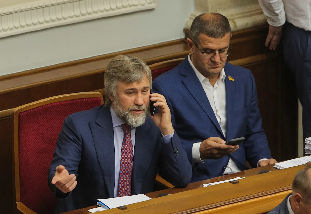 Вадим Новинський (ліворуч) у Верховій Раді України в жовтні 2019 року. - фото 168611