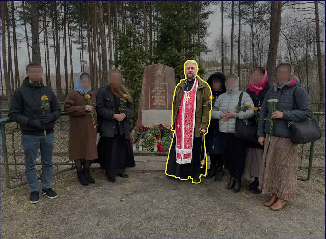 Православний священник Олександр Шевченко провів поминальну службу на кладовищі в Турку 9 травня 2021 року. На кладовищі розташований меморіал радянським солдатам. Yle обробила фотографію та розмила обличчя людей, що на ній зображені, з метою захисту їхніх персональних даних. - фото 168615