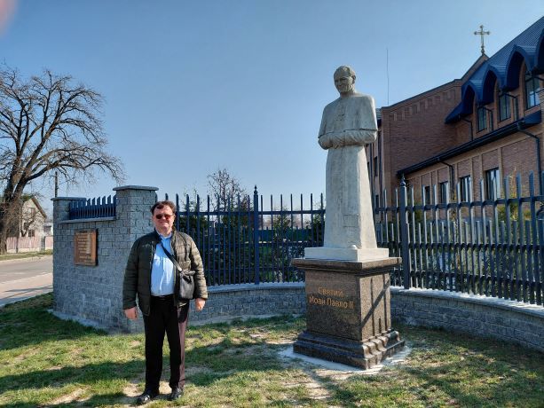У Житомирі поблизу римо-католицького храму встановили пам'ятник Папі Римському - фото 168660