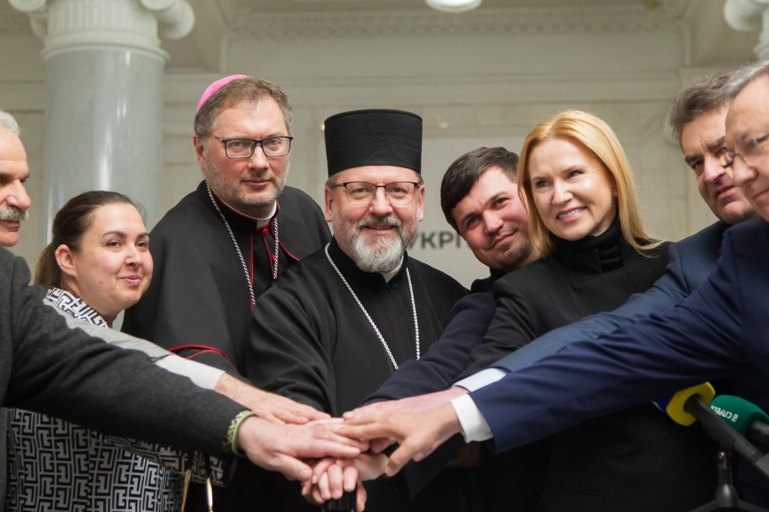 У Києві погасили марку на честь Папи Лева XIV за повернення викрадених українських дітей - фото 168825