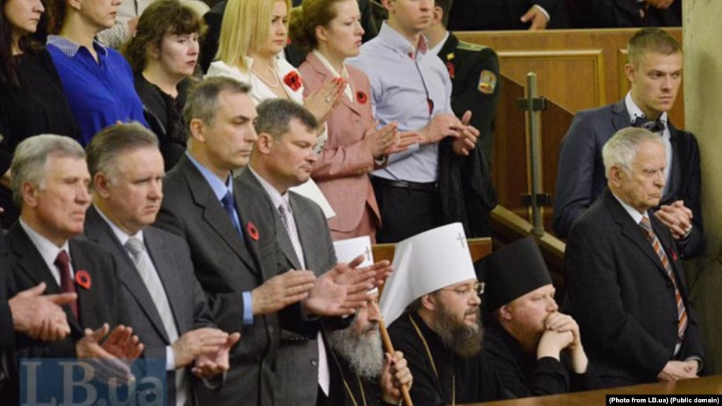 У 2015 році під час виступу президента Петра Порошенка Онуфрій не встав разом з усіма, коли згадували українських військових. - 169084 У 2015 році під час виступу президента Петра Порошенка Онуфрій не встав разом з усіма, коли згадували українських військових. - фото 169084