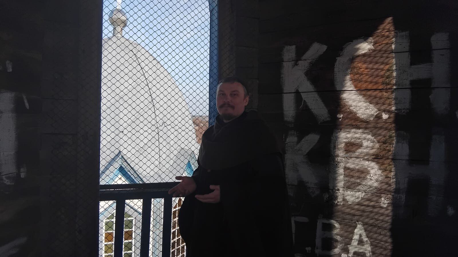 Отець Віталій на дзвіниці храму в селі Дягова. - 169086 Отець Віталій на дзвіниці храму в селі Дягова. - фото 169086