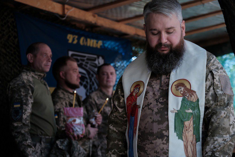 Військовий капелан Олександр проводить Великодню службу для батальйону 93 бригади ЗСУ в Донецькій області, 20 квітня 2025 року - 169198 Військовий капелан Олександр проводить Великодню службу для батальйону 93 бригади ЗСУ в Донецькій області, 20 квітня 2025 року - фото 169198
