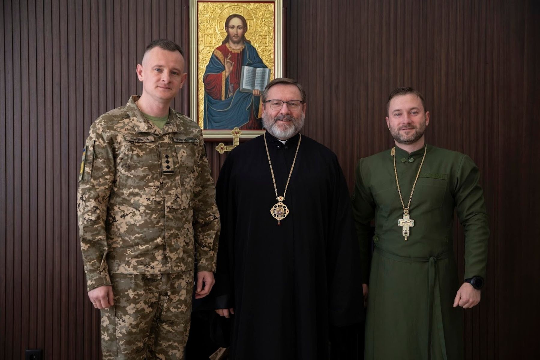 Голова УГКЦ о. Святослав під час зустрічі з новопризначеним начальником Служби військового капеланства ЗСУ Олександром Вовкотечою, головний спеціаліст відділу взаємодії з релігійними організаціями Служби військового капеланства ЗСУ о. Ростислав Височан (справа). - 169204 Голова УГКЦ о. Святослав під час зустрічі з новопризначеним начальником Служби військового капеланства ЗСУ Олександром Вовкотечою, головний спеціаліст відділу взаємодії з релігійними організаціями Служби військового капеланства ЗСУ о. Ростислав Височан (справа). - фото 169204