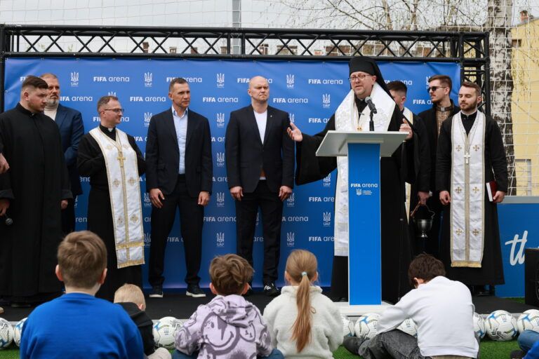Перший в Україні майданчик «FIFA Arena» для дітей відкрили при Центрі опіки сиріт УГКЦ у Львові - фото 169218