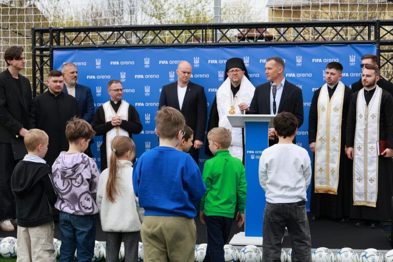 Перший в Україні майданчик «FIFA Arena» для дітей відкрили при Центрі опіки сиріт УГКЦ у Львові - фото 169220
