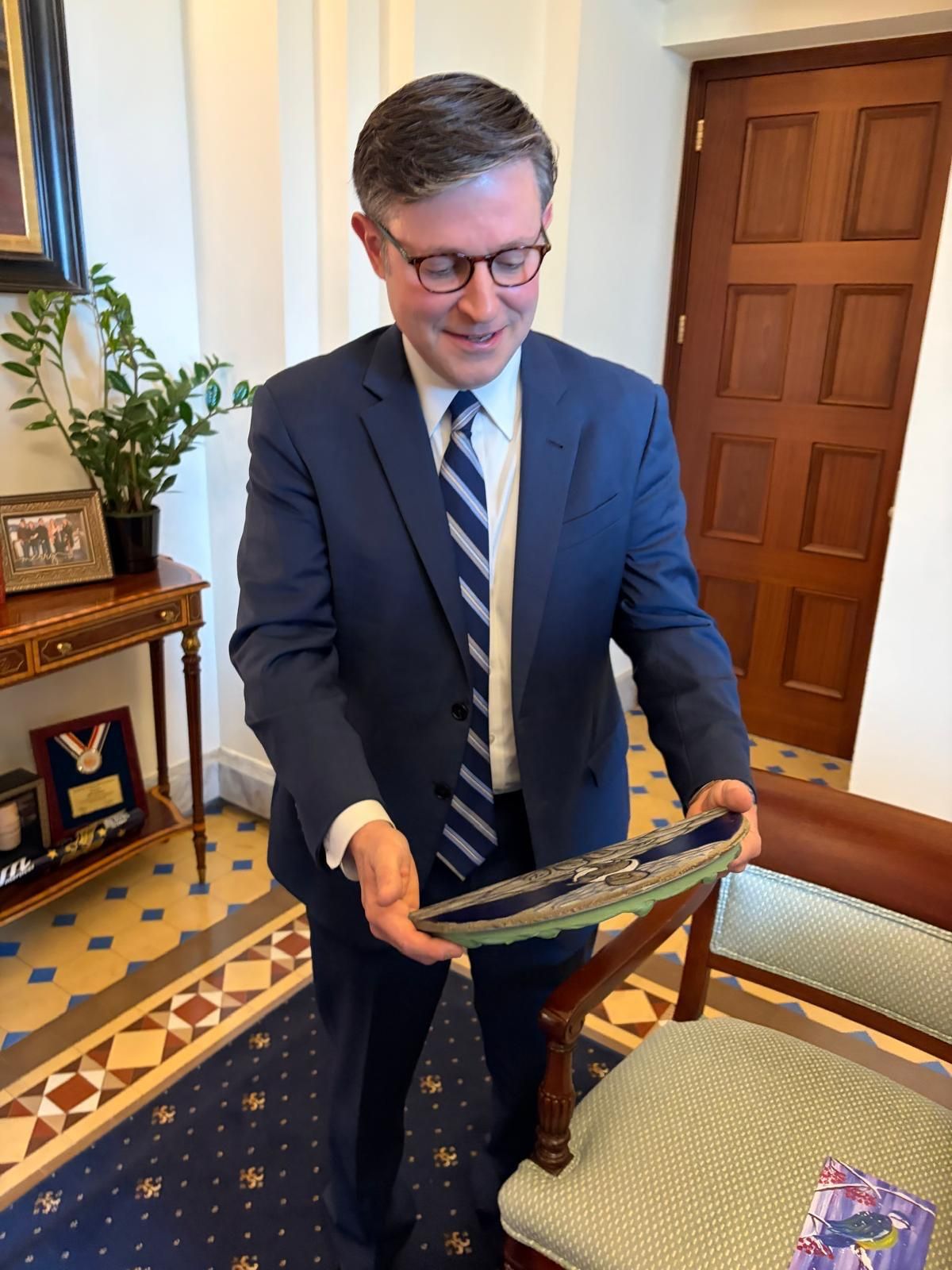 U.S. House Speaker receives icon painted on HIMARS cover from Ukrainian artist - 169327 U.S. House Speaker receives icon painted on HIMARS cover from Ukrainian artist - фото 169327