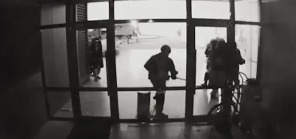 Скріншот із відео TBN UA. Окупанти намагаються проникнути до церкви - 169381 Скріншот із відео TBN UA. Окупанти намагаються проникнути до церкви - фото 169381