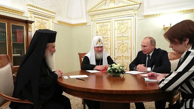 Теофіл ІІІ з диктатором РФ Володимиром Путіним та Московським Патріархом Кирилом (Ґундяєвим) - фото 169544
