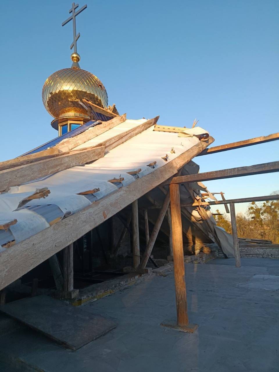 У Вінниці ураганний вітер пошкодив дах храму УПЦ МП - фото 169762
